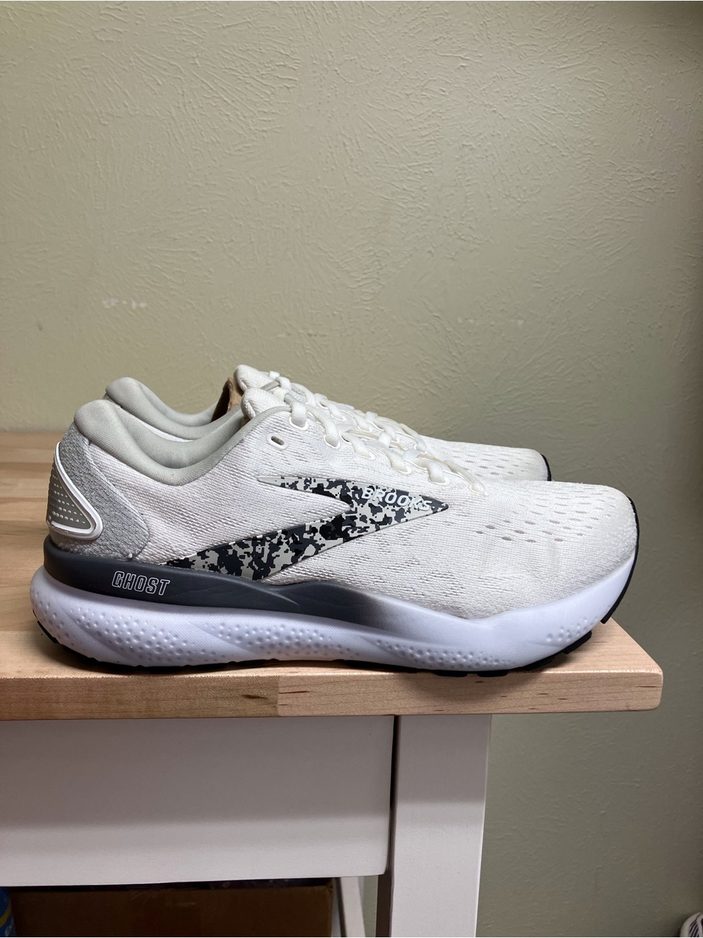 Brooks Women's Running Shoes - Off-White with Gray Accent